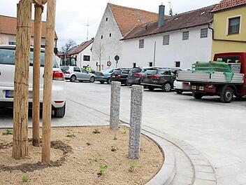Der Parkplatz am Höchstadter Vogelseck ist jetzt gepflastert. Die kleinen Grünflächen sind mit Granitstehlen geschützt. Foto: Andreas Dorsch