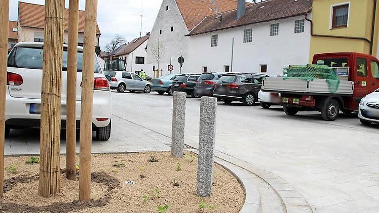 Der Parkplatz am Höchstadter Vogelseck ist jetzt gepflastert. Die kleinen Grünflächen sind mit Granitstehlen geschützt. Foto: Andreas Dorsch