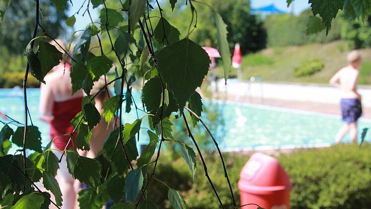 Für den dritten Teil unseres Schwimmbad-Tests geht es ins Maßbacher Freibad. Familie Karges hat das Bad getestet und bewertet. Foto: Carmen Schmitt