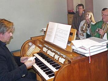 Pfarrer Norbert Reinwand segnete die sanierte Orgel, die Regionalkantor Peter Rottmann beim Festgottesdienst spielte.  Foto: Stefan Geiger