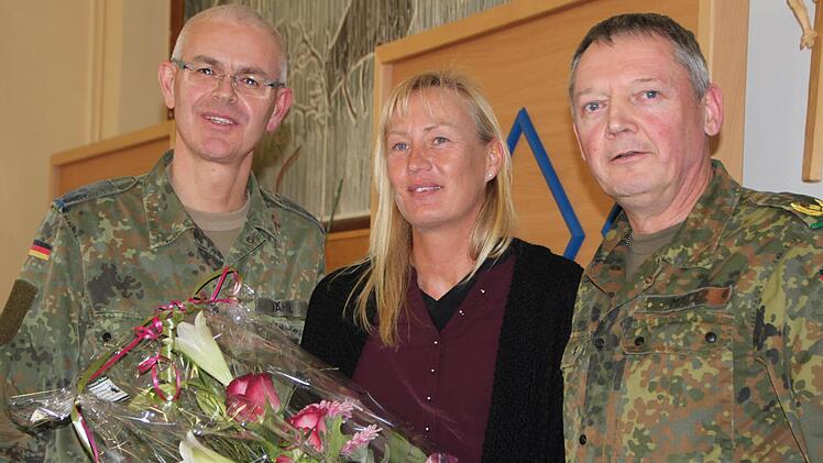 Blumen zum Dank: Roman und Heike Jähnel, rechts Brigadegeneral Michael Matz; Foto: Ulrike Müller