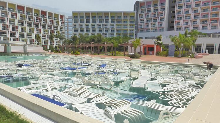 Zur Sicherheit haben die Angestellten  die Hotelstühle und -liegen im Pool versenkt. So können sie nicht weggeweht werden.