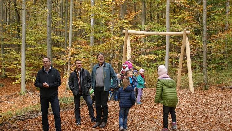 Die Gemeinde Rauhenebrach steuerte die Seilbahn für den Pfad der Artenvielfalt bei. Mit Bürgermeister Matthias Bäuerlein freuten sich über das gelungene Werk auch Manfred Stadler vom Amt für Ländliche Entwicklung und Ulrich Mergner, Leiter des Staatsforstbetriebs Ebrach (von links).