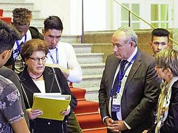 Die &Uuml;bergabe der Petition an Landtagspr&auml;sidentin Barbara Stamm.  Foto: WAB Kosbach