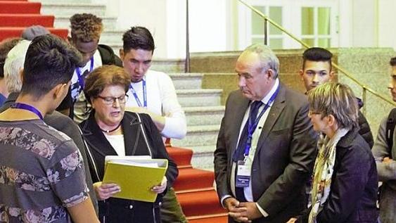 Die &Uuml;bergabe der Petition an Landtagspr&auml;sidentin Barbara Stamm.  Foto: WAB Kosbach