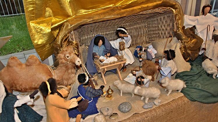 Auch eine Idee. Ein Wäschekorb dient als Stall für diese Krippe. Foto: Helmut Will