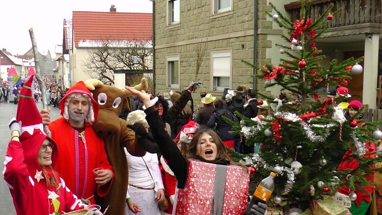 Ist denn schon wieder Weihnachten? Wenn es nach dieser Gruppe geht, kann das Frohe Fest auch im Fasching gefeiert werden.