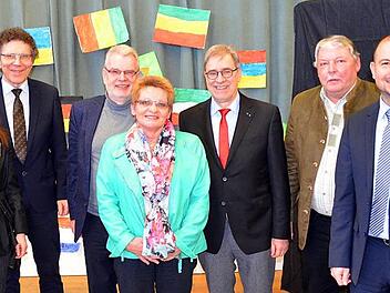 Rektorin Elvira Tischler (vorn Mitte) zusammen mit ihrem Mann Heinz (Dritter von links) wird verabschiedet von Schulamtsdirektorin Gisela Rohde, Schulamtsdirektor Norbert Hauck, Abteilungsdirektor für Schulwesen Klemens Brosig, Schulverbandsvorsitzendem und Bürgermeister Christian Mrosek sowie Konrektor Christian Förtsch (von links). Foto: Thomas Micheel