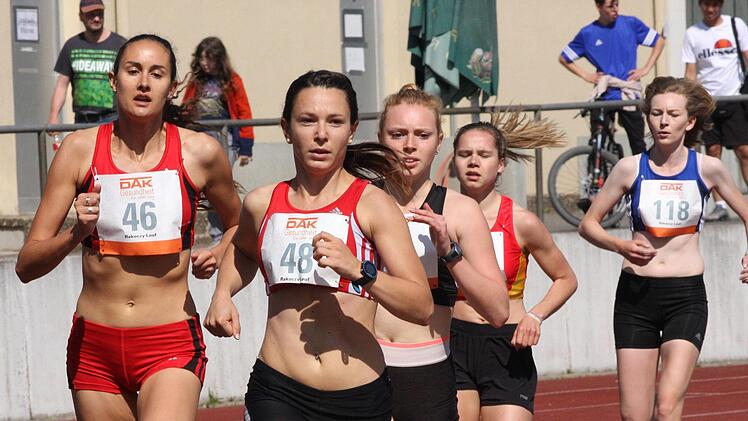 Simona Greier vom SC Ostheim (vorne) blieb gleich im ersten Saisonrennen über 1500 Meter unter fünf Minuten. Noch etwas schneller war Sara Weichert (Nr. 46) von der LG Bamberg. Theresa Hüfner (Position vier) vom TV Bad Brückenau qualifizierte sich für die Bayerischen Meisterschaften.Reinhold Nürnberger
