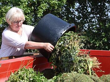 Heidi Bauer entsorgt ihre Gartenabfälle am Wertstoffhof im Forchheimer Norden. Foto: Christoph Wiedemann
