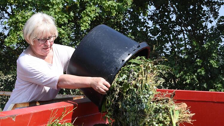 Heidi Bauer entsorgt ihre Gartenabfälle am Wertstoffhof im Forchheimer Norden. Foto: Christoph Wiedemann