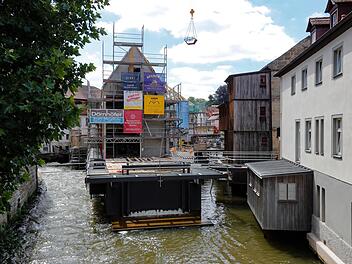 Die Baustelle an den Unteren Mühlen in Bamberg: Taucher haben am Mittwochvormittag einen verdächtigen Gegenstand im Wasser gefunden. Foto: Matthias Hoch