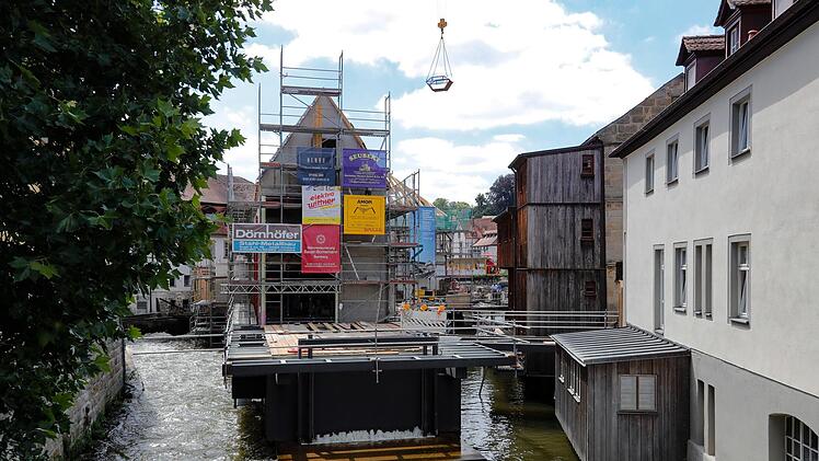 Die Baustelle an den Unteren Mühlen in Bamberg: Taucher haben am Mittwochvormittag einen verdächtigen Gegenstand im Wasser gefunden. Foto: Matthias Hoch
