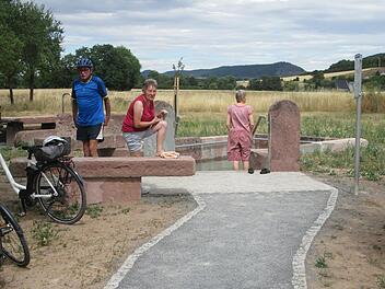 Das neue Tretbecken in Trimberg erfreut sich guten Besuchs. Die Nachfrage nach gesponserten und signierten Sandsteinplatten für den Zuweg ist so groß, dass auch der Fußweg zu den Ruhebänken mit einem Plattenbelag versehen werden kann.  Foto: Winfr...