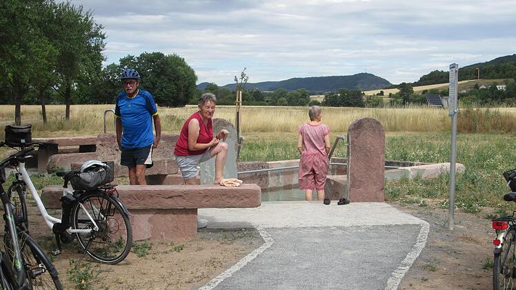 Das neue Tretbecken in Trimberg erfreut sich guten Besuchs. Die Nachfrage nach gesponserten und signierten Sandsteinplatten für den Zuweg ist so groß, dass auch der Fußweg zu den Ruhebänken mit einem Plattenbelag versehen werden kann.  Foto: Winfr...
