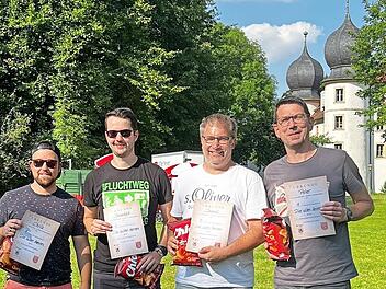 Die „alten Herren“ haben beim Menschenkicker-Turnier von Maltesern und Freiwilliger Feuerwehr Thundorf den ersten Platz geholt.
