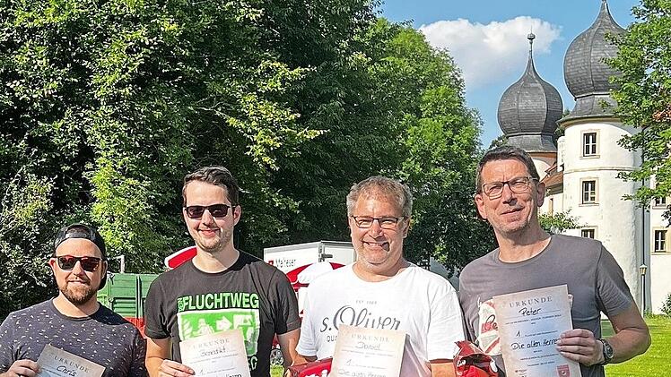 Die „alten Herren“ haben beim Menschenkicker-Turnier von Maltesern und Freiwilliger Feuerwehr Thundorf den ersten Platz geholt.