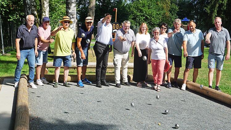 Alle Augen sind auf Pallino, das kleine Zielkügelchen gerichtet, schaut für’s Erste recht gut aus. Im Bild (ab Vierter von links) Andree Barth, Staatssekretär Martin Schöffel, Bürgermeister Marc Benker und Ile-Managerin Eva Gravogl.