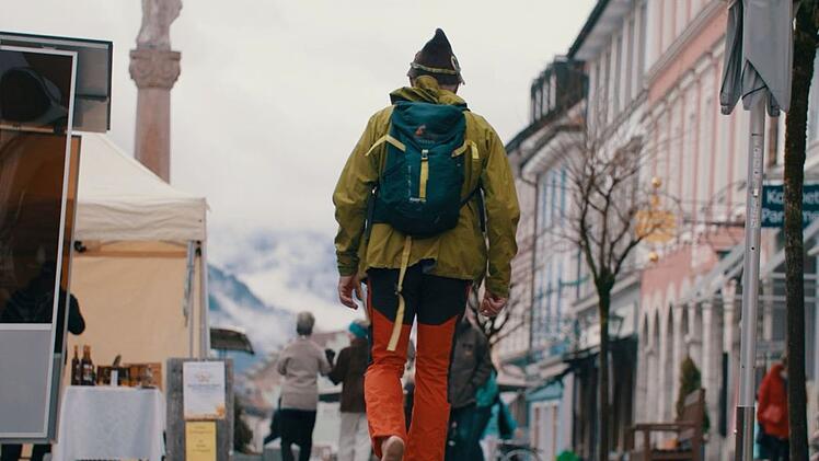 Immer mehr Menschen gehen barfuß durchs Leben. Kalte Steine und schneebedeckte Straßen - was machen unsere Füße mit?