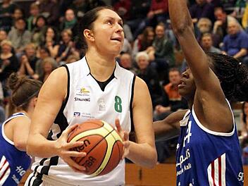 Die n&ouml;tigen Pausen verschafft Johanna Beck (l.) ihrer Center-Kollegin Brett Benzio. In Marburg steuerte Beck vier Punkte bei. Foto: sportpress