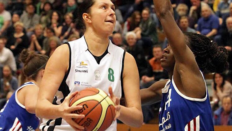 Die n&ouml;tigen Pausen verschafft Johanna Beck (l.) ihrer Center-Kollegin Brett Benzio. In Marburg steuerte Beck vier Punkte bei. Foto: sportpress