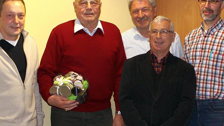 Abschied nach 24 Jahren: Vorsitzender Michael Saam (von links), der scheidende Kassier Folker Hartmann, der neue Kassier Klaus Hartmann, der Sachwalter Immobilie Peter von Landenberg und zweiter Vorsitzender Thomas Dill Foto: Thomas Dill