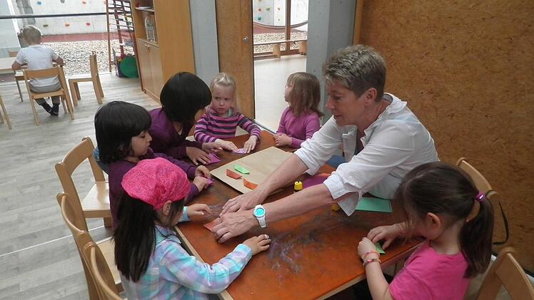 Die Kinder aus Egloffstein bastelten mit Leiterin Elke Raschzok-Falk ebenfalls Tüten.