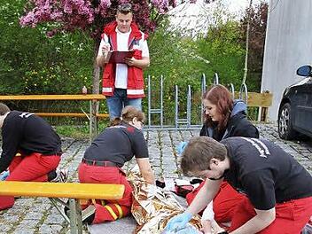 Eine Übung in Erste Hilfe, die beim Wettbewerb des Jugendrotkreuzes alles abverlangte. Foto: Michael Stelzner
