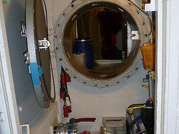 Da geht's in den Bunker rein: So fand die Polizei den Unterschlupf eines 35-jährigen Himmelkroners vor, der vor einem halben Jahr festgenommen wurde. Demnächst wird dem Mann wegen Untreue sowie Verstoß gegen das Sprengstoffgesetz und gegen das Betäubungsmittelgesetz der Prozess gemacht. Foto: Polizei