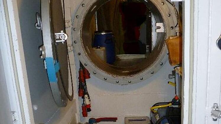 Da geht's in den Bunker rein: So fand die Polizei den Unterschlupf eines 35-jährigen Himmelkroners vor, der vor einem halben Jahr festgenommen wurde. Demnächst wird dem Mann wegen Untreue sowie Verstoß gegen das Sprengstoffgesetz und gegen das Betäubungsmittelgesetz der Prozess gemacht. Foto: Polizei