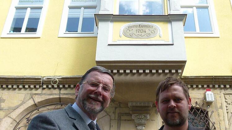 Judengasse 2 Ganz in der Nähe des Marktplatzes ist ein weiteres Schmuckstück entstanden, das Haus von Heiko Bayerlieb (r.), dessen Werk von Hans-Heinrich Eidt hervorgehoben wurde.