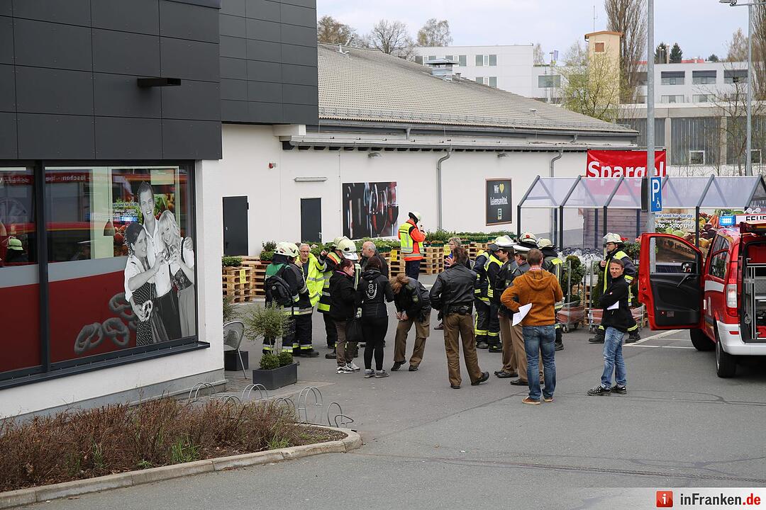 Feuerwehr evakuiert Supermarkt in Rehau