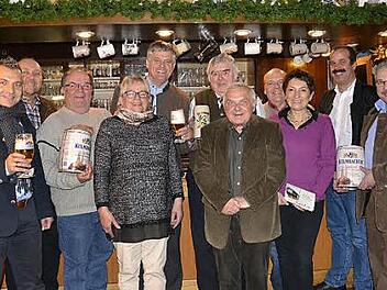 Die Gewinner der Aktion "Pfefferhaxe" und die Offiziellen des Hotel- und Gaststättenverbands (von links): Klaus Hareis, Harald Schäfer, Jürgen Bürger mit Frau, Thorsten Müller, Günter Limmer, Helmut Gebauer, Harry und Irmgard Popp, Thadt Peterson und Stephan Ertl Foto: U. Prawitz