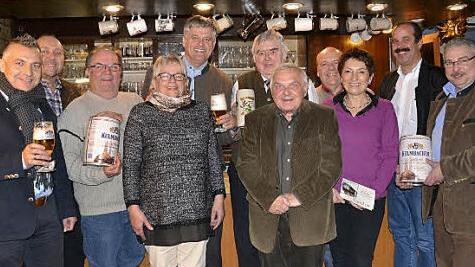 Die Gewinner der Aktion "Pfefferhaxe" und die Offiziellen des Hotel- und Gaststättenverbands (von links): Klaus Hareis, Harald Schäfer, Jürgen Bürger mit Frau, Thorsten Müller, Günter Limmer, Helmut Gebauer, Harry und Irmgard Popp, Thadt Peterson und Stephan Ertl Foto: U. Prawitz