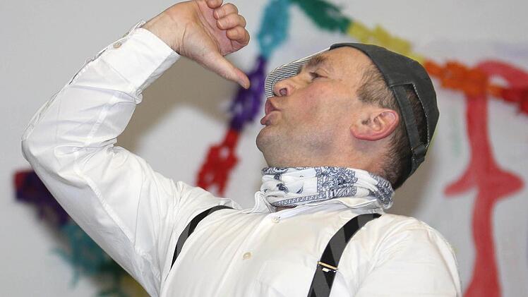 Verschiedene Tanzstile demonstrierte "Sitzungspräsident und Elferrat in Personalunion, Martin Wasser. Aber was bitte schön soll das denn sein?