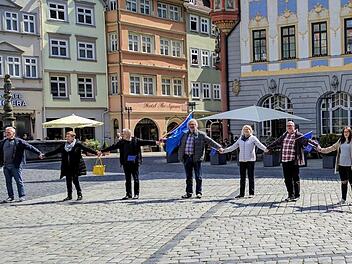 Abschluss der Kundgebung bildeten das gemeinsame Singen der Europahymne und eine Menschenkette um die Albertstatue als Zeichen des friedlichen Zusammenhalts in Europa. Foto: Stefan Unglaub