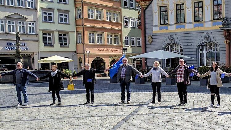 Abschluss der Kundgebung bildeten das gemeinsame Singen der Europahymne und eine Menschenkette um die Albertstatue als Zeichen des friedlichen Zusammenhalts in Europa. Foto: Stefan Unglaub