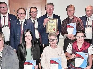 Ehrungen und Auszeichnungen beim Musikverein Neukenroth: mit im Bild Bürgermeister Rainer Detsch (links), Kreisvorsitzender Wolfgang Müller (rechts), Kreisdirigent Roman Steiger (Vierter von links) sowie in der Bildmitte das neue Ehrenmitglied Heinz Schwarz, der neue Vorsitzende Julian Kaim (Zweiter von links) sowie der neue Ehrenvorsitzende Eugen Rebhan (Zweiter von rechts)  Foto: Gerd Fleischmann