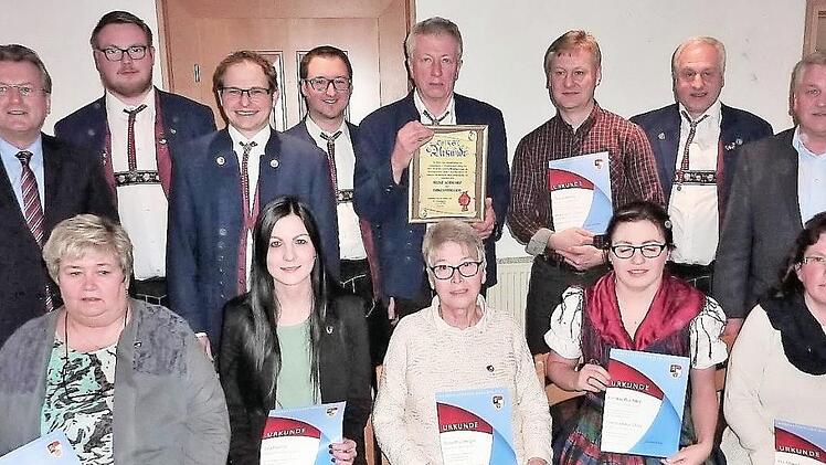 Ehrungen und Auszeichnungen beim Musikverein Neukenroth: mit im Bild Bürgermeister Rainer Detsch (links), Kreisvorsitzender Wolfgang Müller (rechts), Kreisdirigent Roman Steiger (Vierter von links) sowie in der Bildmitte das neue Ehrenmitglied Heinz Schwarz, der neue Vorsitzende Julian Kaim (Zweiter von links) sowie der neue Ehrenvorsitzende Eugen Rebhan (Zweiter von rechts)  Foto: Gerd Fleischmann