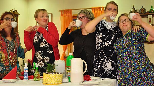 Hoch die Tassen! Was der Alkohol aus putzs&uuml;chtigen Hausfrauen machen kann, zeigen(von links) Barbara Mildenberger, die auch Regie f&uuml;hrte, als Vicky sowie Andrea Lurz, Julia Dinkel, Annika Lurz und Petra Markert-Autsch als Hausfrauen.Simon Albrecht