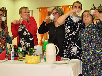 Hoch die Tassen! Was der Alkohol aus putzsüchtigen Hausfrauen machen kann, zeigen(von links) Barbara Mildenberger, die auch Regie führte, als Vicky sowie Andrea Lurz, Julia Dinkel, Annika Lurz und Petra Markert-Autsch als Hausfrauen.Simon Albrecht