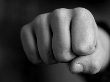 Nach der Gelb-Roten Karte schlug ein Spieler zu: Im hessischen M&uuml;nster eskalierte die Gewalt bei einem Fu&szlig;ballspiel - wieder einmal. Symbolfoto: hb-photography/Adobe Stock