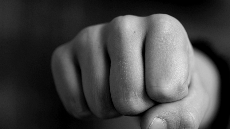 Nach der Gelb-Roten Karte schlug ein Spieler zu: Im hessischen M&uuml;nster eskalierte die Gewalt bei einem Fu&szlig;ballspiel - wieder einmal. Symbolfoto: hb-photography/Adobe Stock