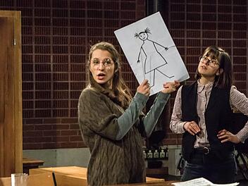 "Das Tagebuch der Anne Frank": Probenszene mit Francesca Paratore und Regisseurin Katarzyna Bogucka in der Coburger Reithalle.Foto: Jochen Berger