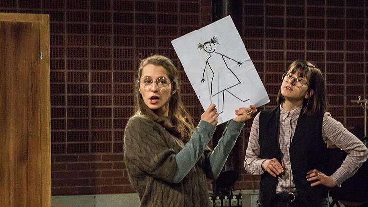 "Das Tagebuch der Anne Frank": Probenszene mit Francesca Paratore und Regisseurin Katarzyna Bogucka in der Coburger Reithalle.Foto: Jochen Berger