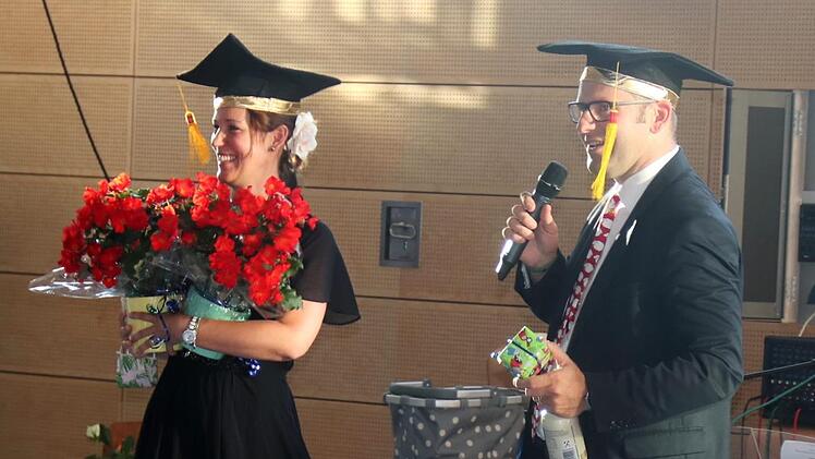 Neben einem Ständchen bekamen Juliane Holzner und Daniel Auras auch noch Blumen und je einen Doktorhut.   Foto: Johanna Blum