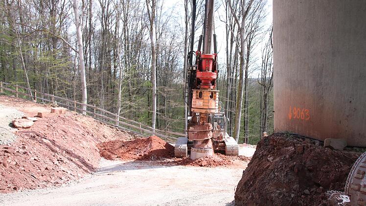 Aktuell werden für den  nördlichsten Pfeiler die Löcher gebohrt. Foto: Ralf Ruppert