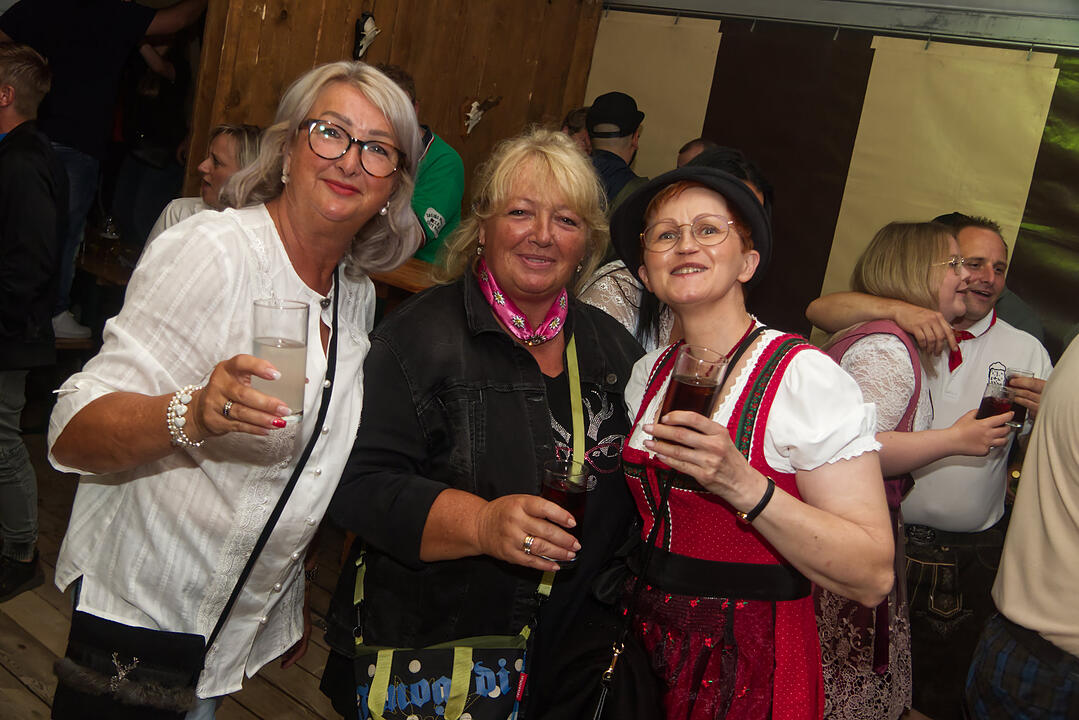 Die Partyband "Die Stodlrocker" spielten am Freitag zum Auftakt.