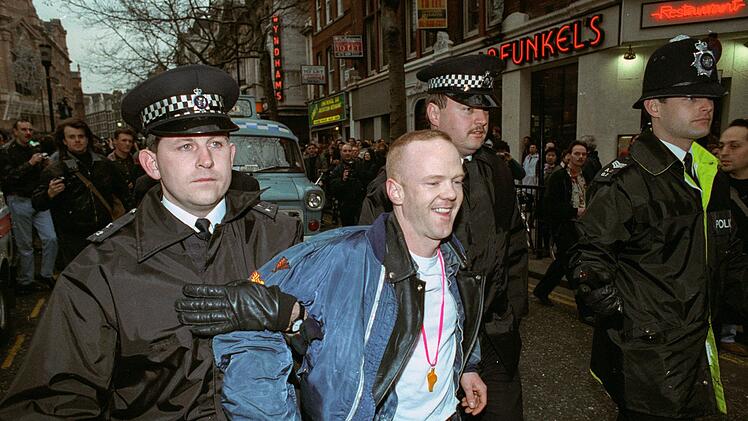 Andre Camara/Reuters/Bridgmean Images
Star mit Haltung: Jimmy Somerville (zweiter von links) machte sich auch als Aktivist auf dem "Gay Rights March" in London f&uuml;r die Rechte von Homosexuellen stark.