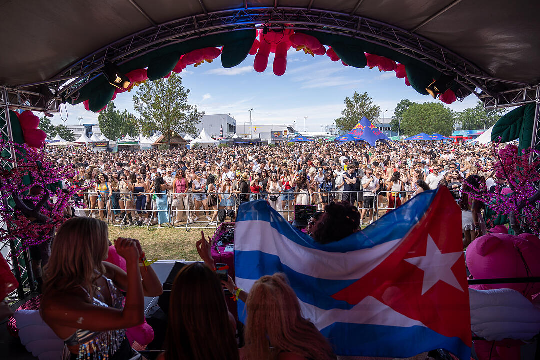 Mit vielen internationalen und nationalen Live-Acts.